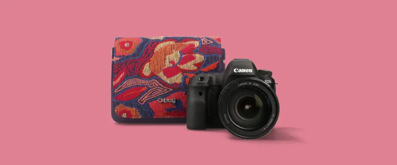 Fotografia produktowa: aparat Canon EOS z obiektywem i etui O bag w kolorowe wzory.