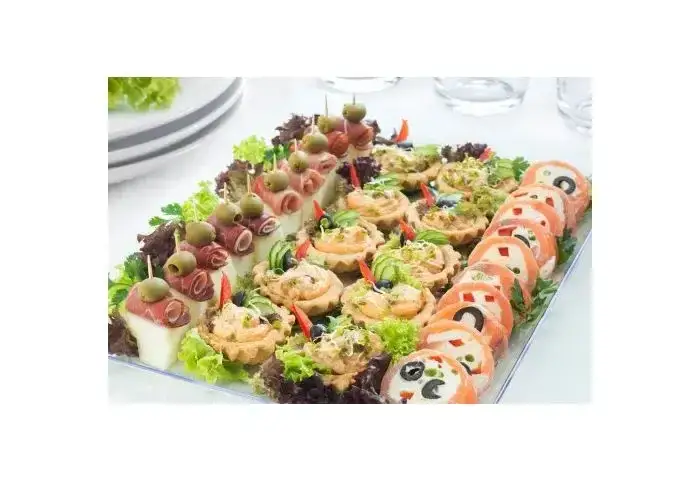 Catering dla 30 osób: od 3000 zł! Jak zaplanować budżet?