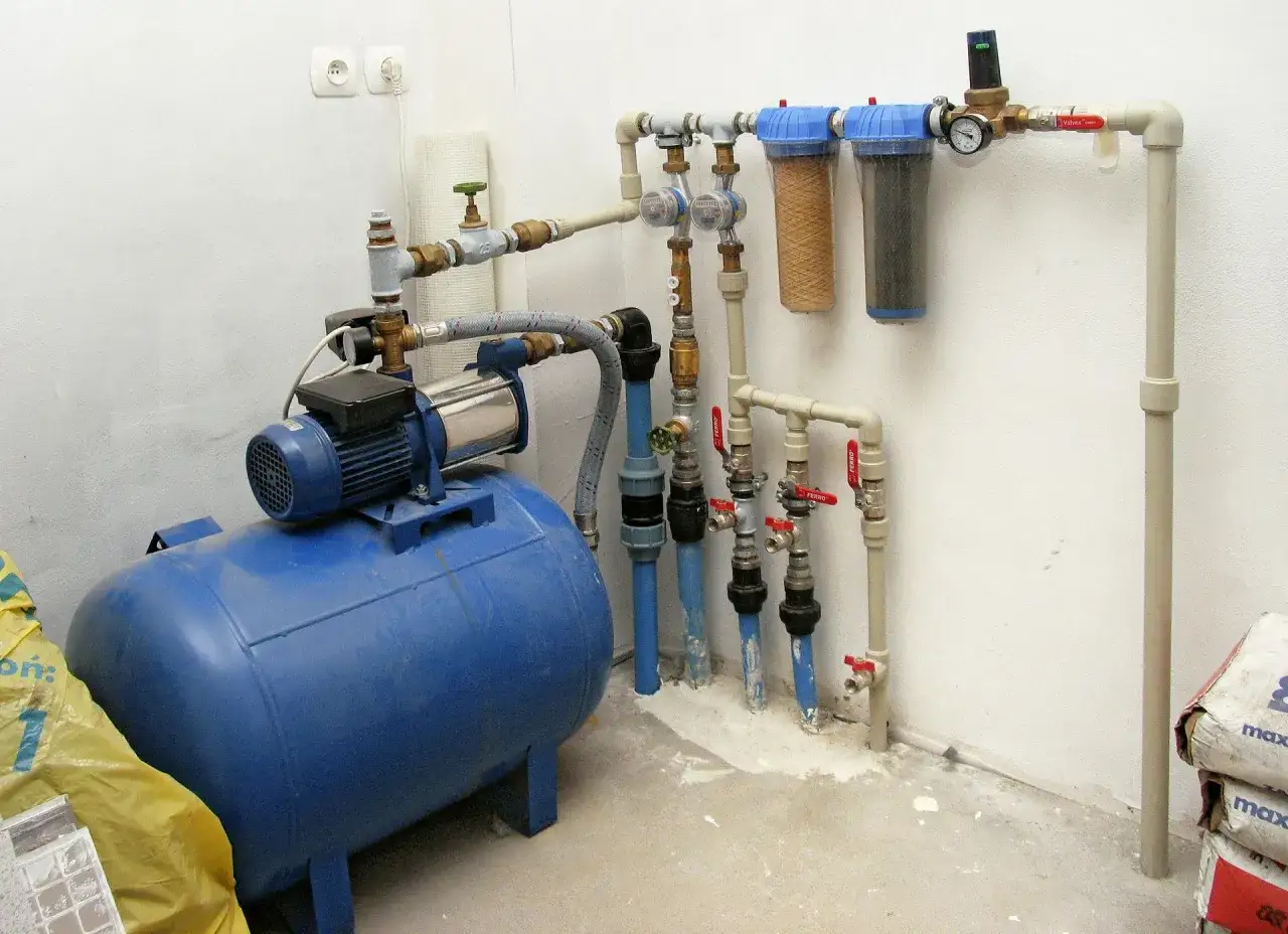 System hydroforowy z pompą i zbiornikiem, filtry wody. Idealny, jaki hydrofor do domu, by zapewnić stały dostęp do wody.