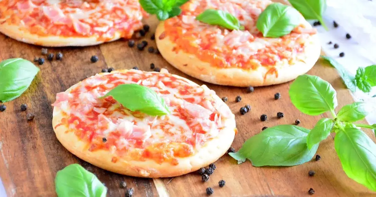 Jak zrobić mini pizze: proste przepisy, które zachwycą gości