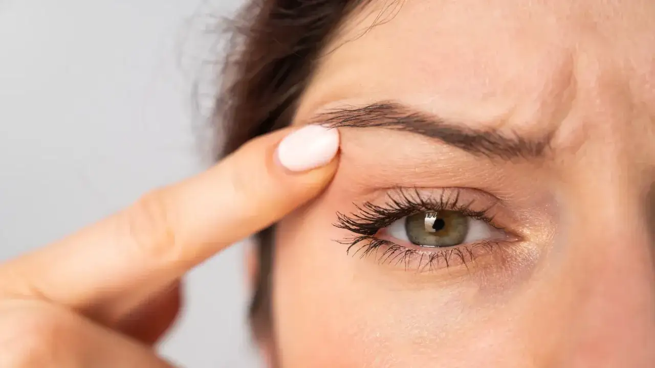 Co zrobić z opadającą powieką po botoksie? Skuteczne rozwiązania i porady