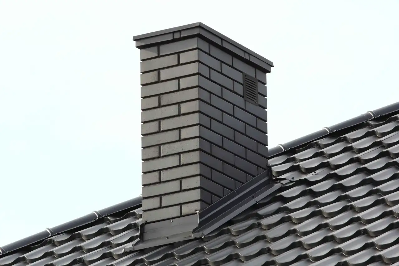 Jak opierzyć komin, aby uniknąć przecieków i uszkodzeń?