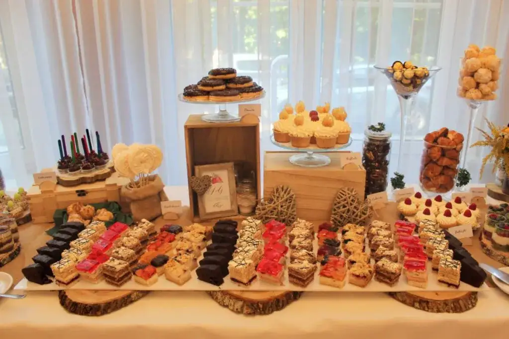 Ile kg ciasta na wesele 100 osób? Sprawdź, ile naprawdę potrzebujesz