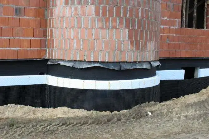 Jaki styrodur na fundamenty? Wybierz najlepszy materiał izolacyjny