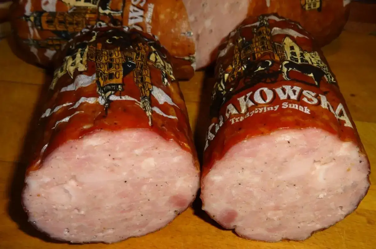 Jak upiec kiełbasę krakowską? Soczysta i chrupiąca z piekarnika