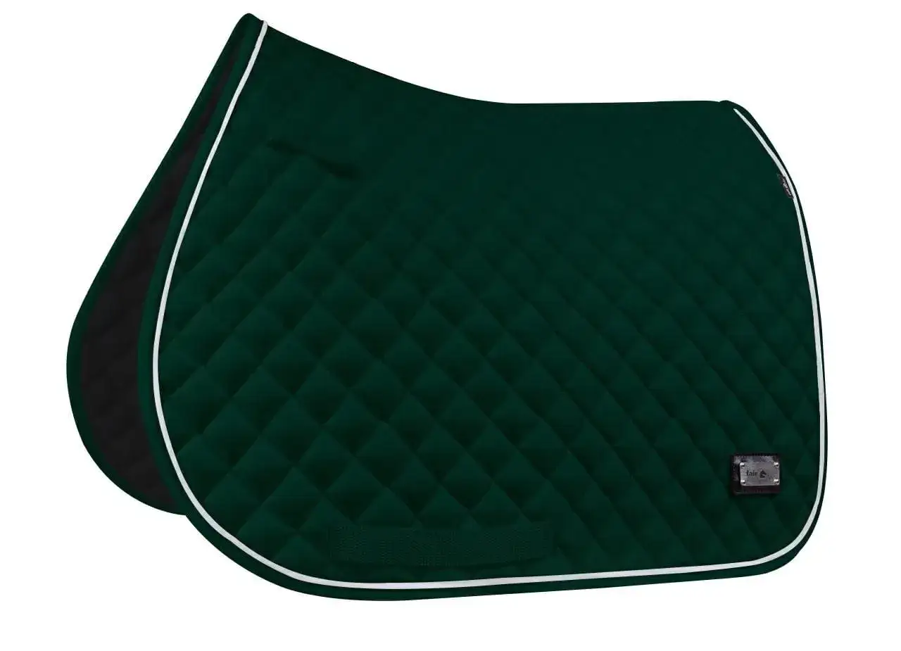 Elegancki, pikowany czaprak w kolorze ciemnej zieleni, z białym obszyciem. Zastanawiasz się, ile kosztuje czaprak tej jakości?