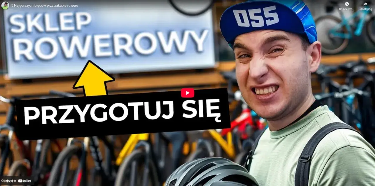 Mężczyzna w czapce z daszkiem "055" w sklepie rowerowym. Napis "PRZYGOTUJ SIĘ" i "SKLEP ROWEROWY" sugerują, na co zwrócić uwagę przy zakupie roweru.