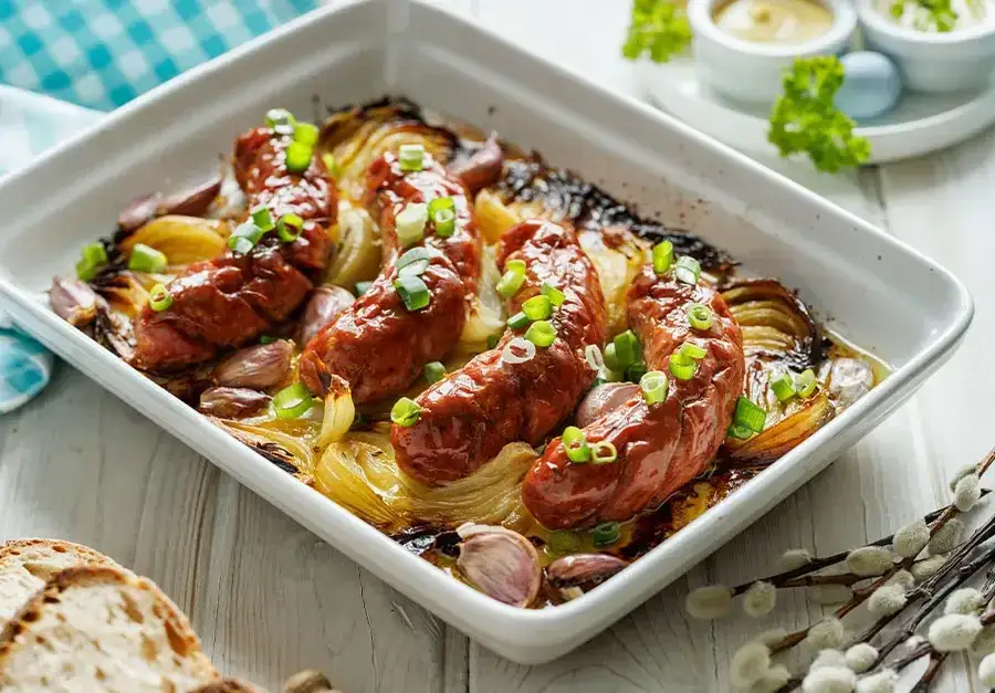 Kiełbasa pieczona z cebulą – tradycyjny przepis na pyszne danie