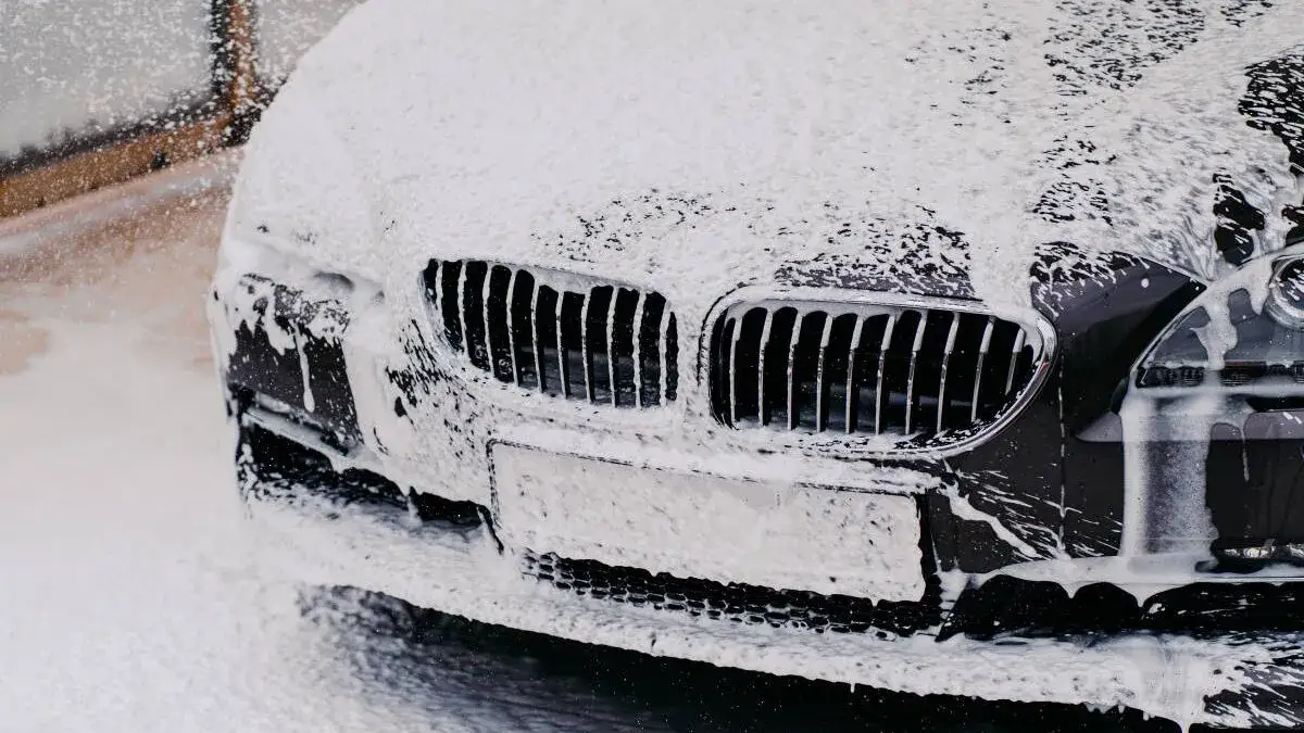 Czym myc auto po woskowaniu, aby nie uszkodzić powłoki?