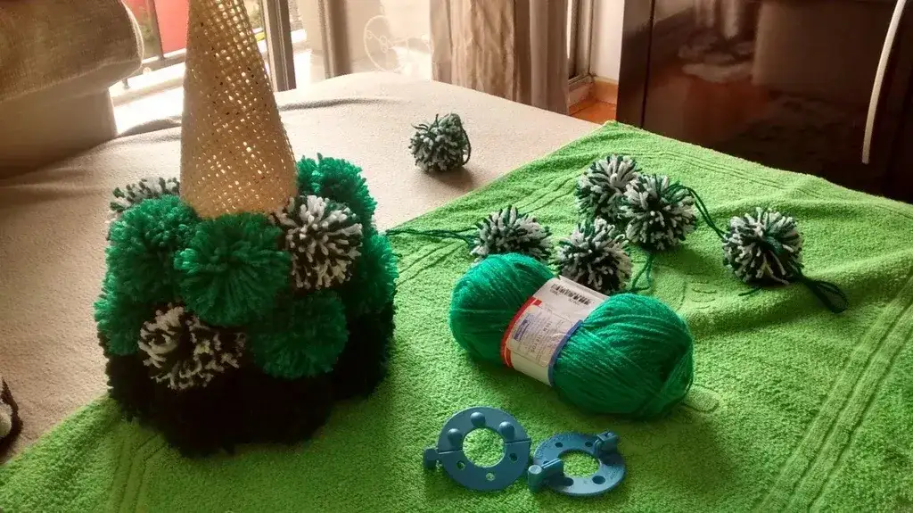 Choinka z pomponów: Jak ją zrobić? Instrukcja DIY dla kreatywnych dzieci