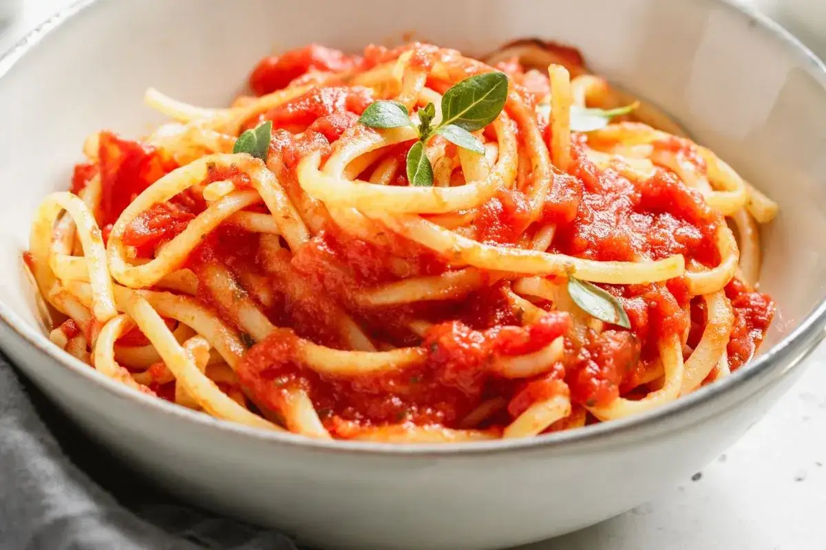 Pyszny makaron włoski z sosem pomidorowym i bazylią. Idealny przepis na szybki obiad.