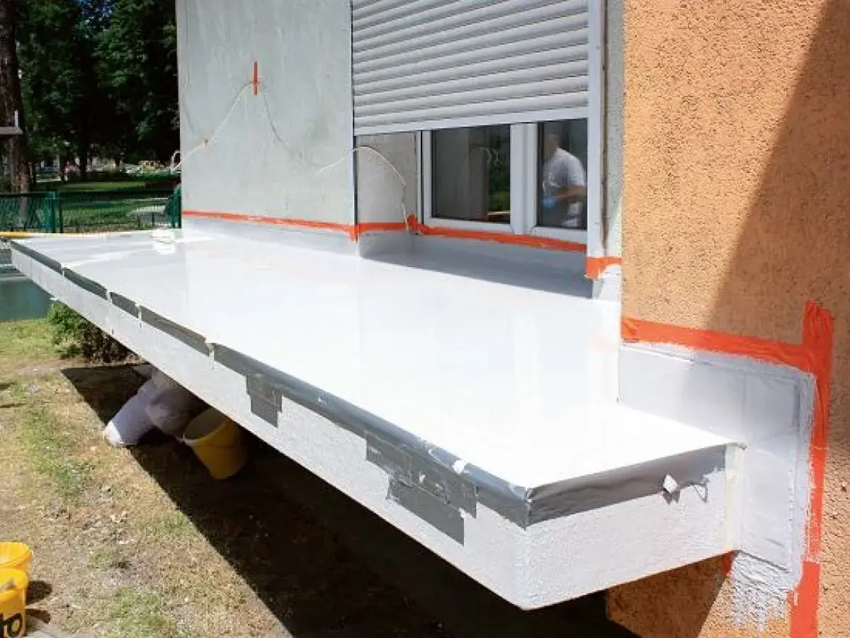 Balkon w trakcie budowy, biała membrana hydroizolacyjna, pomarańczowa taśma uszczelniająca. Jak zrobić balkon krok po kroku.