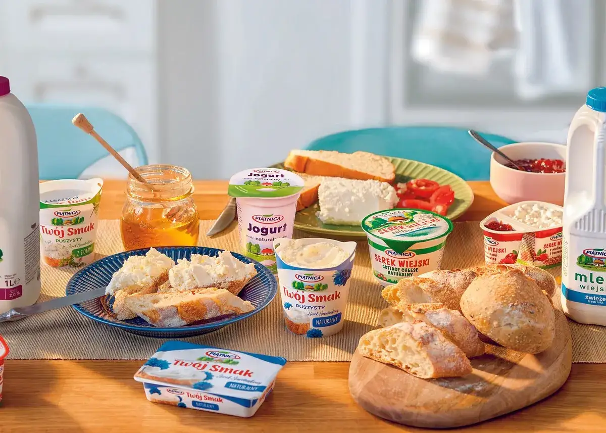 Piatnica roślinna gdzie kupić? Pyszne produkty nabiałowe i pieczywo na stole.