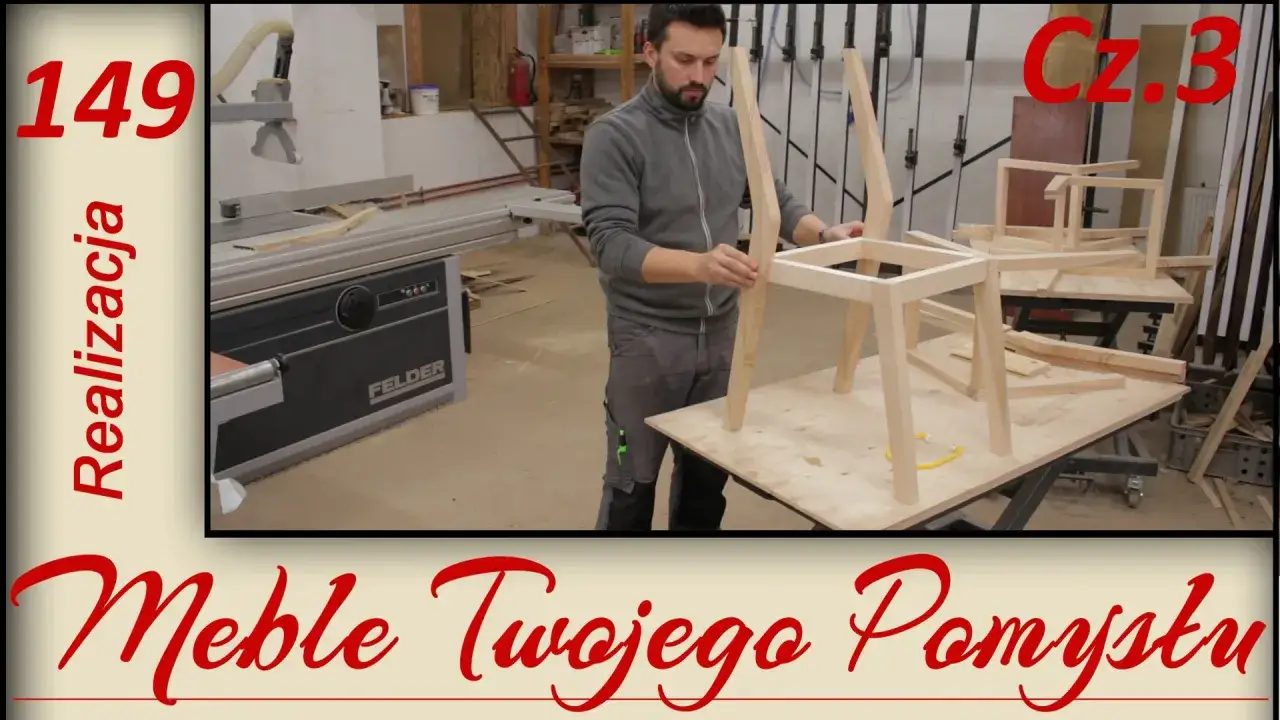 Mężczyzna składa drewniane krzesło w warsztacie stolarskim.