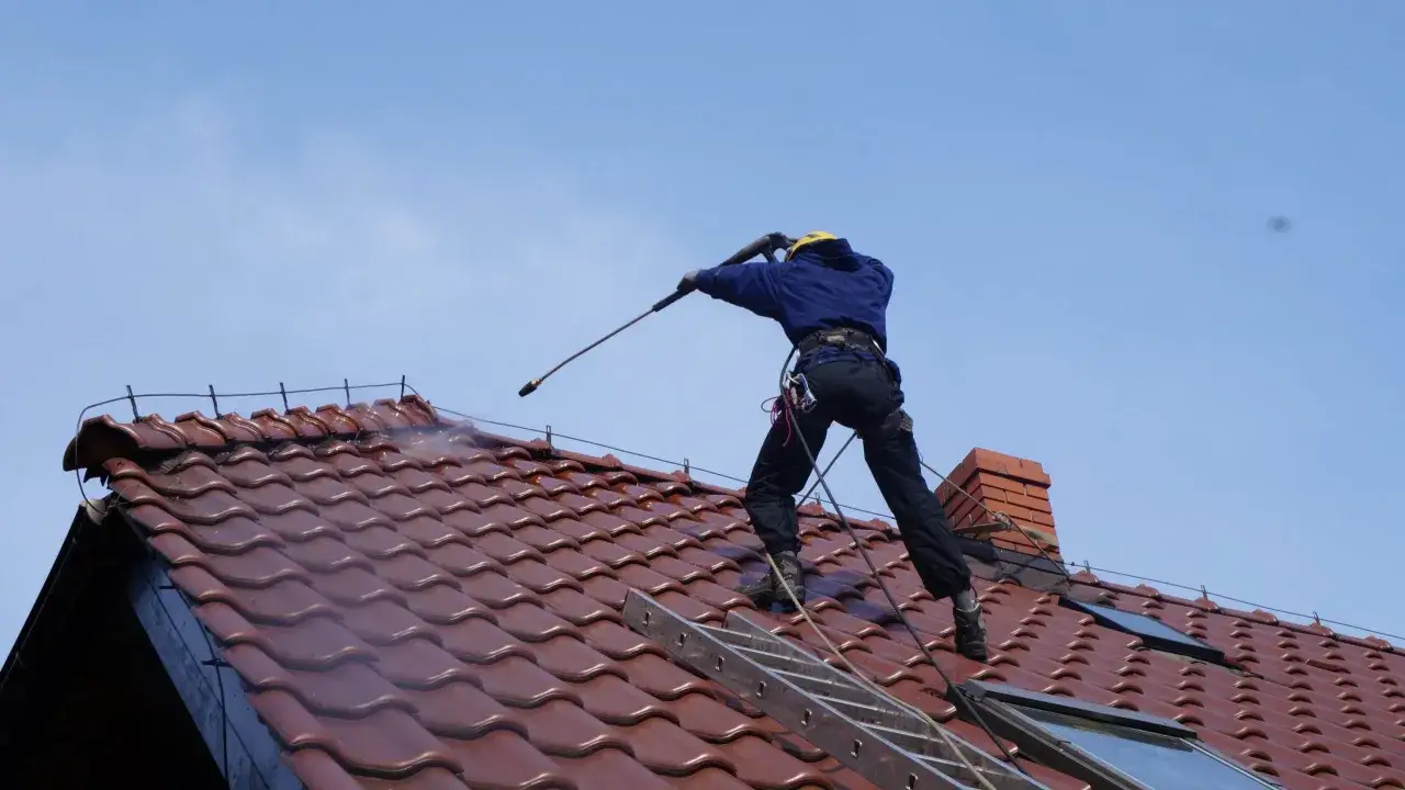 Mycie dachów: Sprawdź ceny i skuteczne metody czyszczenia