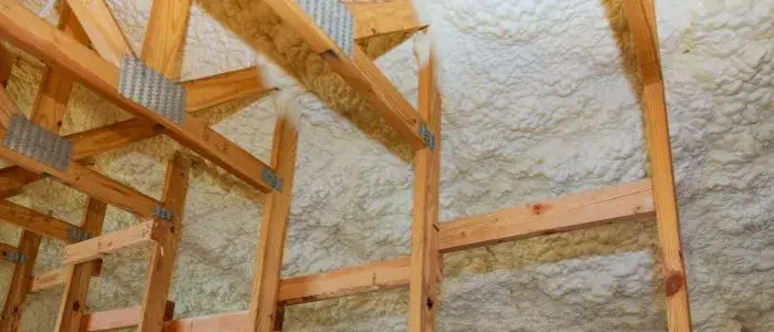 Izolacja poddasza wełna czy pianka - co wybrać dla najlepszej efektywności?