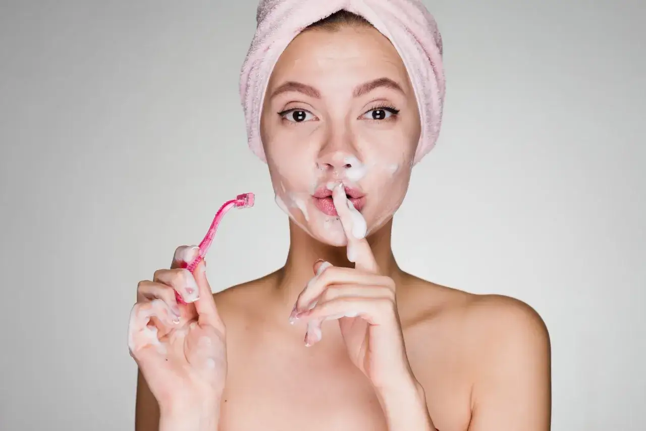 Czym golić twarz, aby uniknąć podrażnień i osiągnąć gładkość?