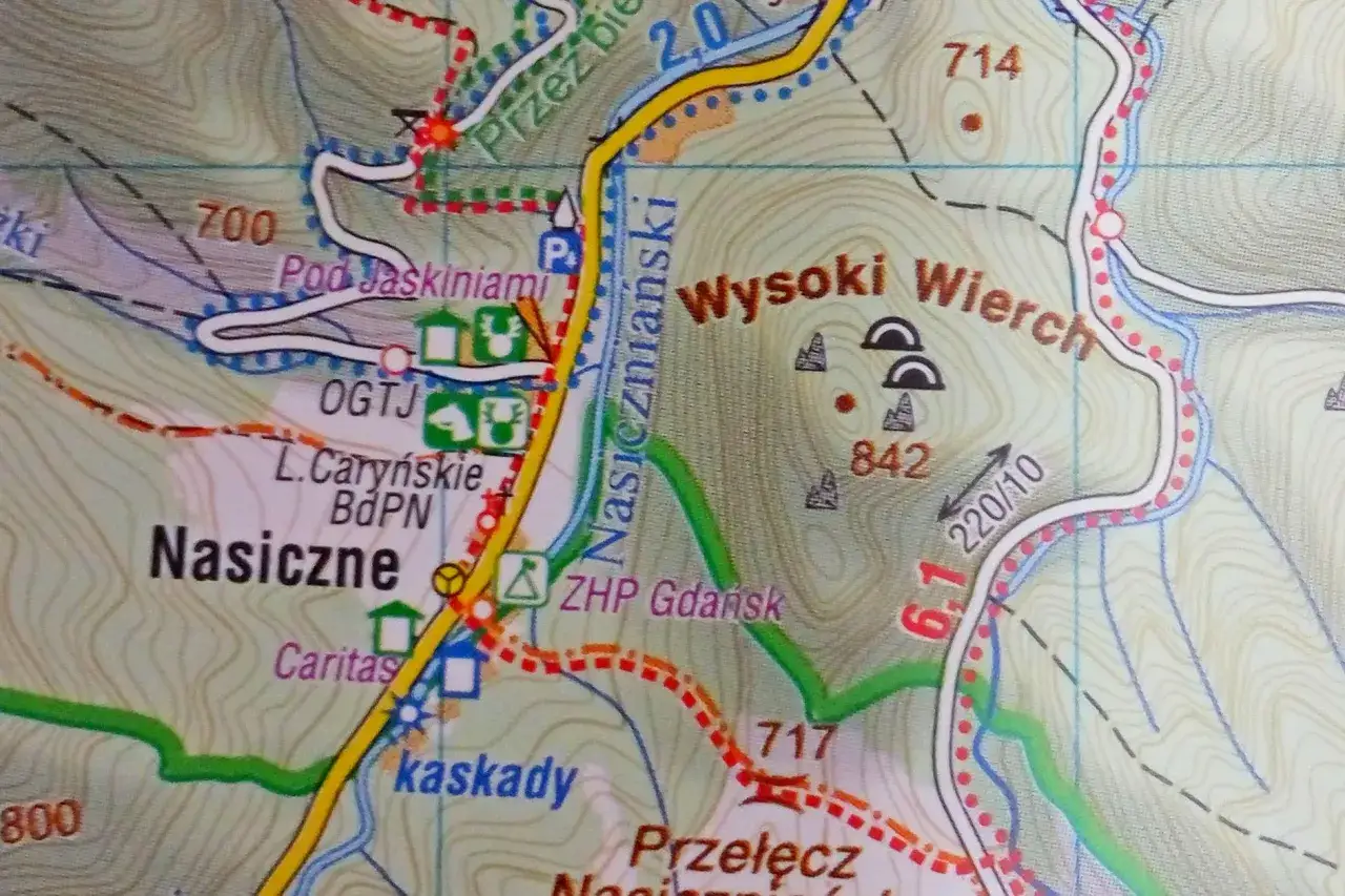 Mapa turystyczna Bieszczadów z zaznaczonymi szlakami, punktami widokowymi i jaskiniami. Widoczne nazwy: Nasiczne, Wysoki Wierch, Pod Jaskiniami.