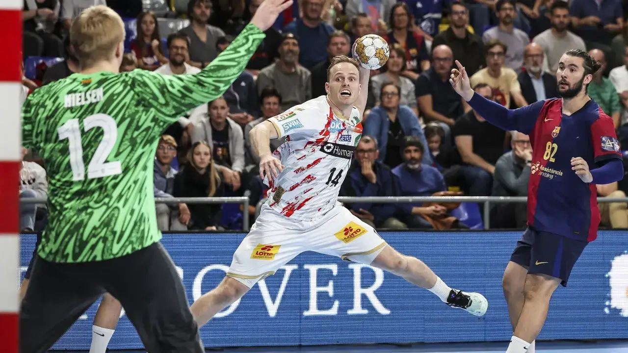 Piłka ręczna kiedy mecz: zawodnik w skoku rzuca piłką, bramkarz w zielonej koszulce próbuje obronić.