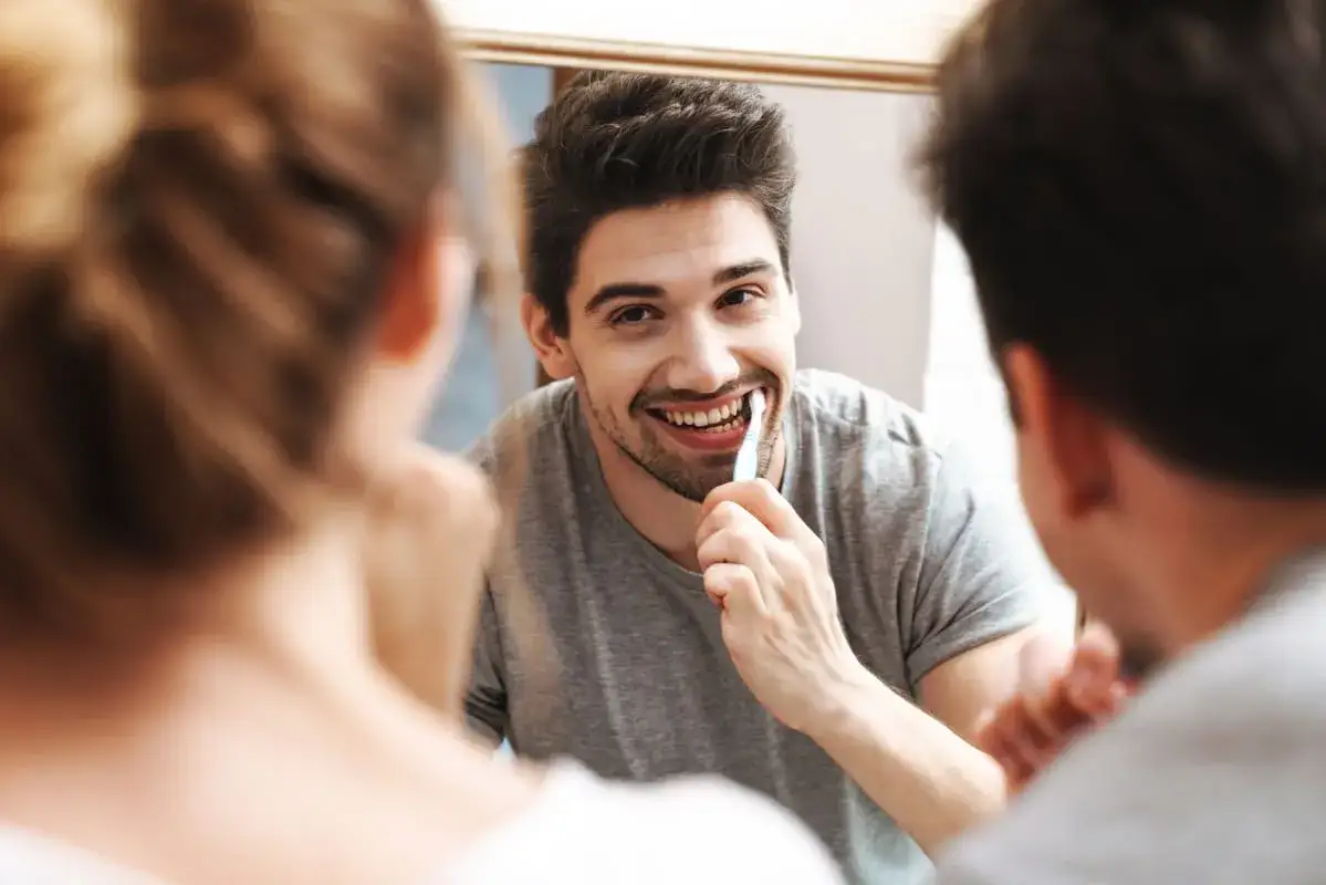 Kiedy myć zęby, aby uniknąć problemów z zębami i dziąsłami?