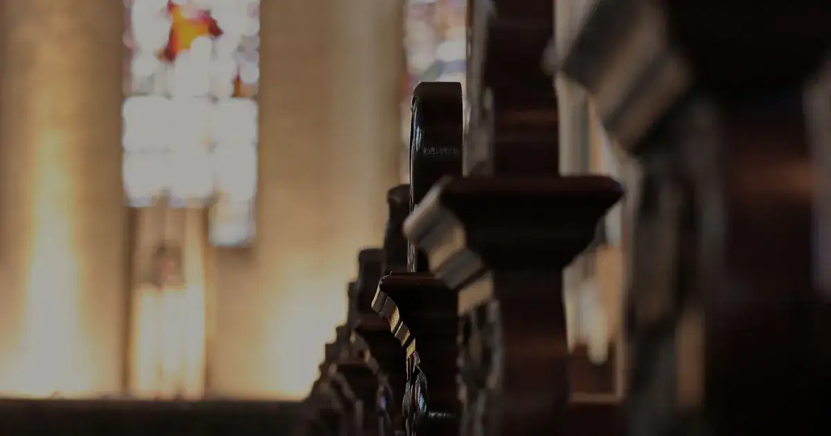 Ile trwa pogrzebowa msza? Poznaj czas trwania i ważne szczegóły