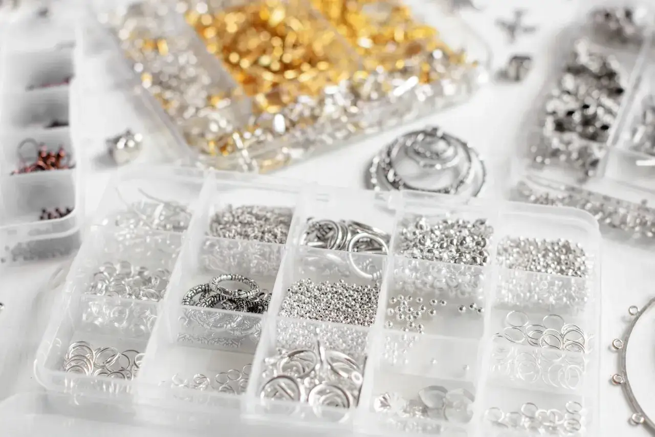 Gdzie kupować półfabrykaty do wyrobu biżuterii - najlepsze miejsca i porady