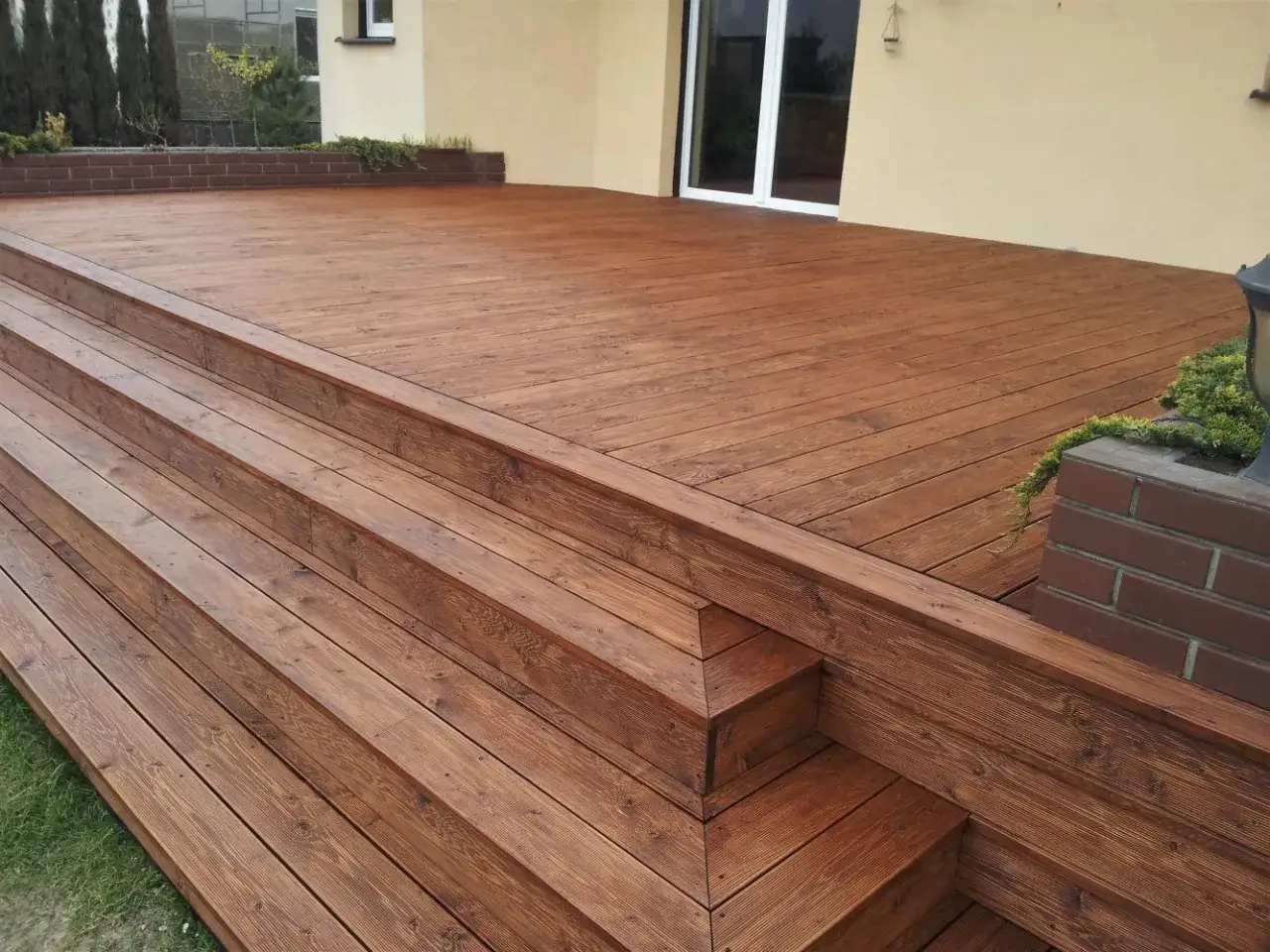 Taras z modrzewia syberyjskiego: zalety i właściwości drewna