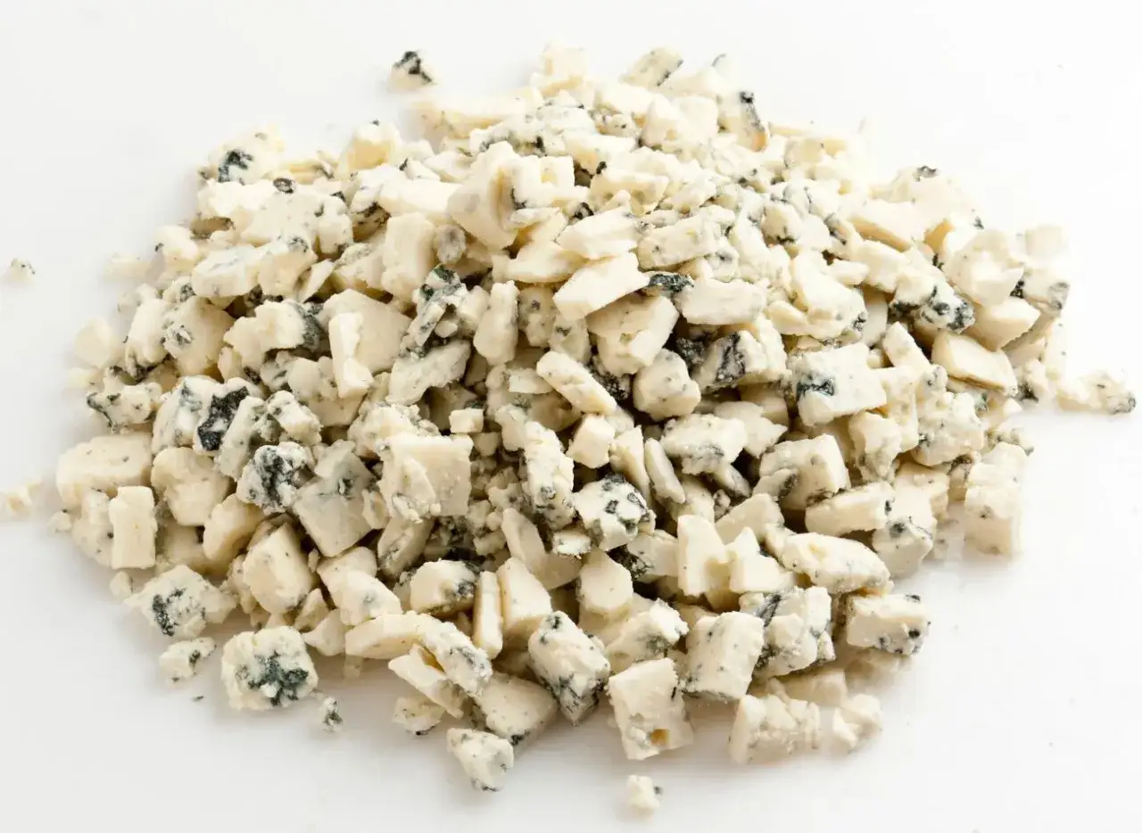 Pokruszony ser gorgonzola, idealny do sałatek, sosów i jako dodatek do pizzy. Z czym podawać? Z gruszką, orzechami, miodem.