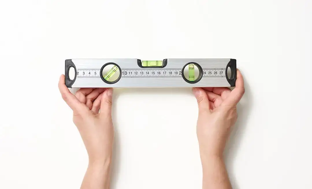 Jak działa poziomica i jak uniknąć błędów przy jej użyciu