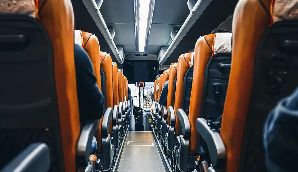 Ile za km autokarem? Poznaj ukryte koszty wynajmu w Polsce