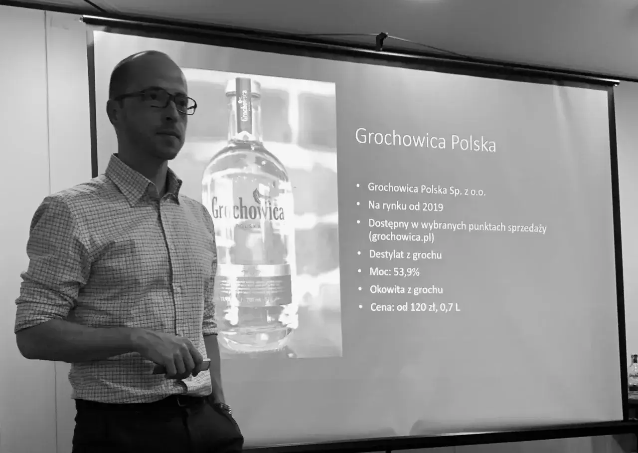 Prezentacja o Grochowicy Polskiej, która wyjaśnia, co to znaczy wódka kraftowa: destylat z grochu, moc 53,9%, cena od 120 zł.