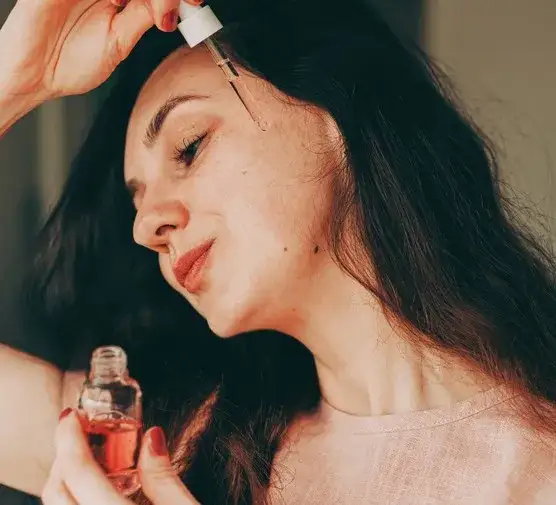 Jak serum rozświetlające może odmienić Twoją skórę i poprawić blask