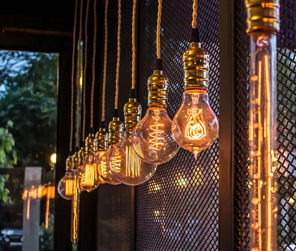 Żarówka filamentowa – jak wybrać najlepsze oświetlenie do wnętrz