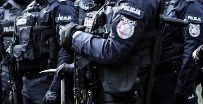Mundur policjanta: Rodzaje, wyposażenie, stopnie. Kompletny przewodnik