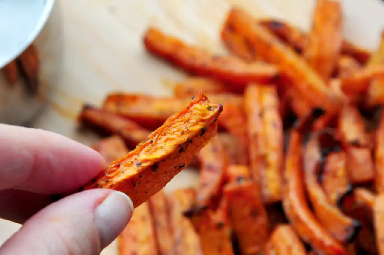 Jak zrobić zdrowe frytki z marchewki i pietruszki dla dzieci?