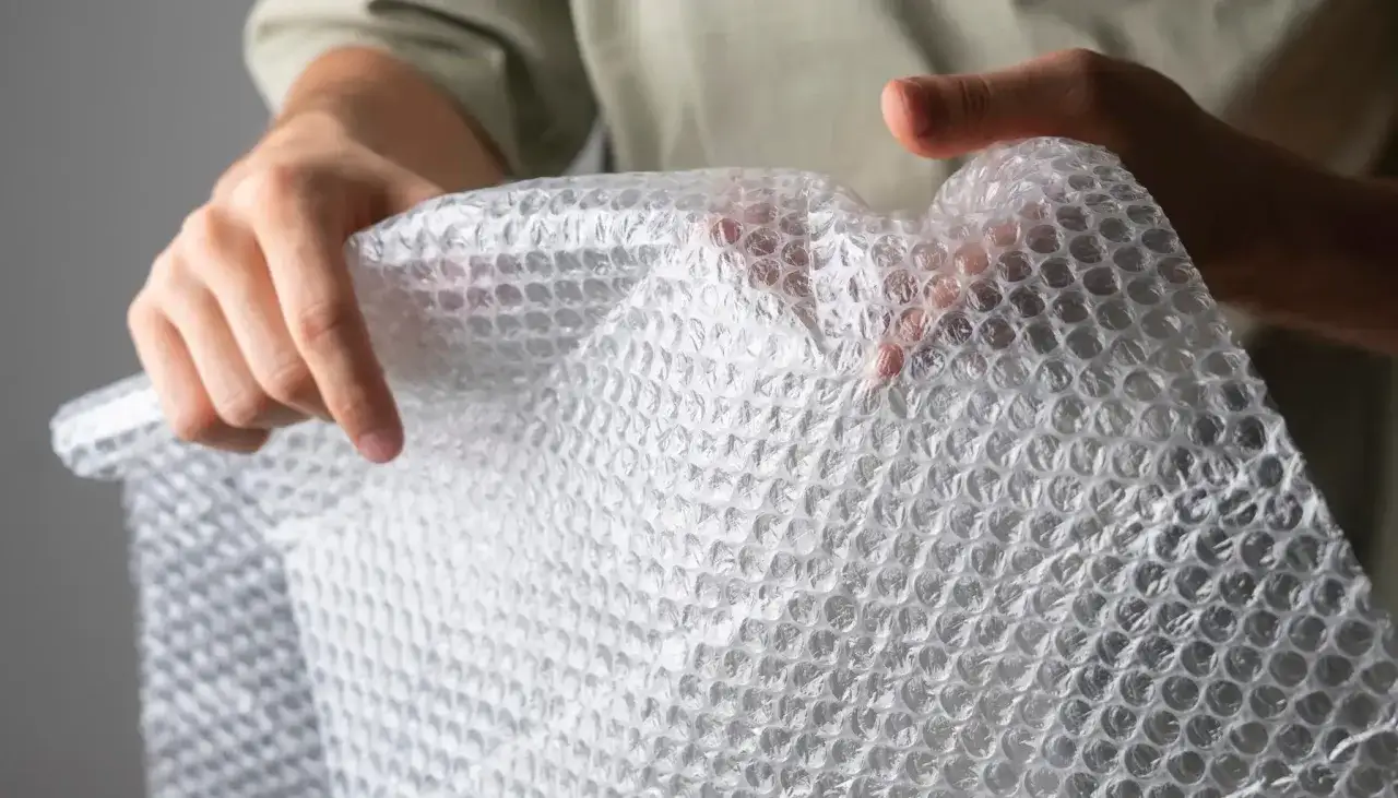 Folia bąbelkowa: gdzie wyrzucić? Proste zasady segregacji