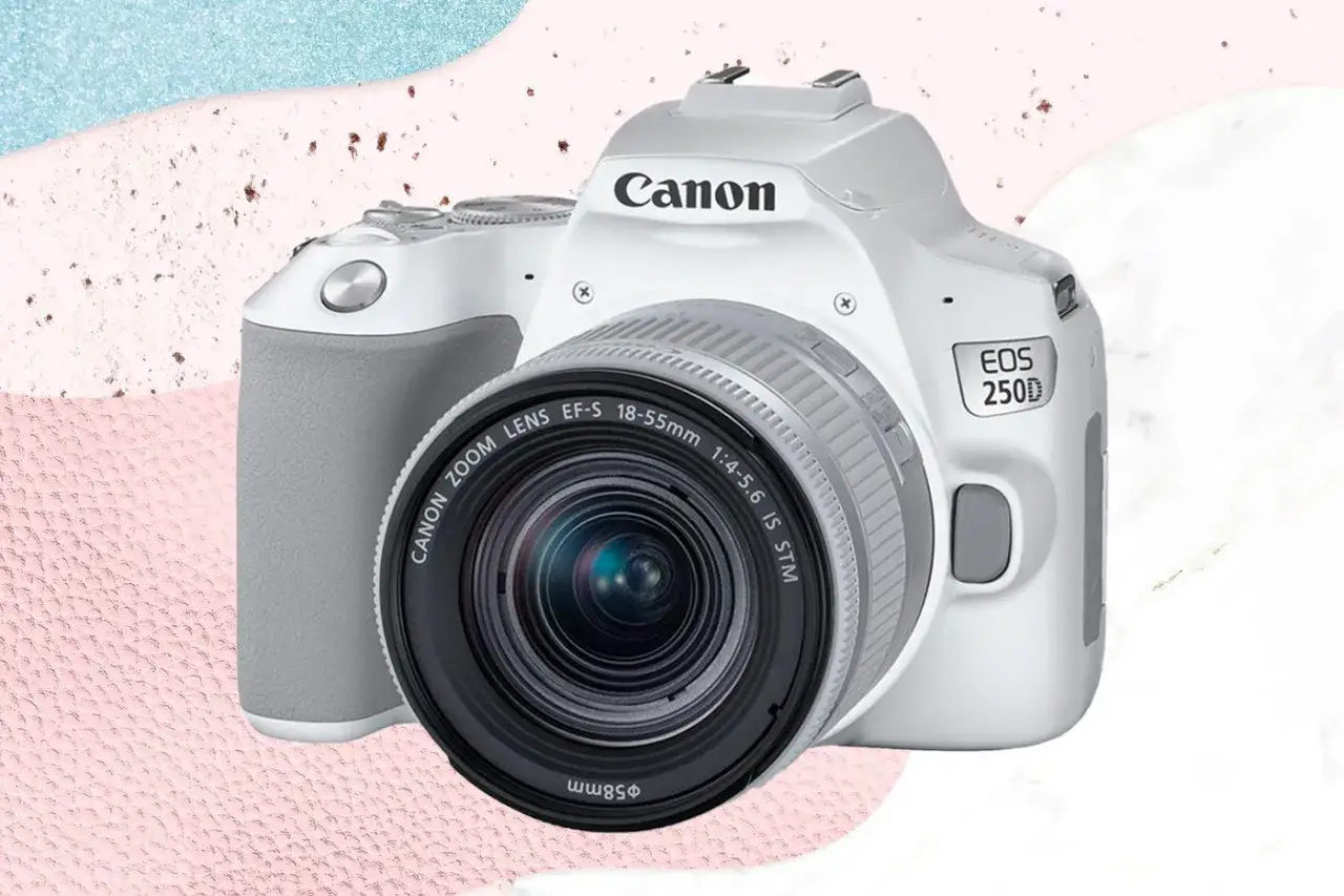 Biały aparat Canon EOS 250D z obiektywem zoom.