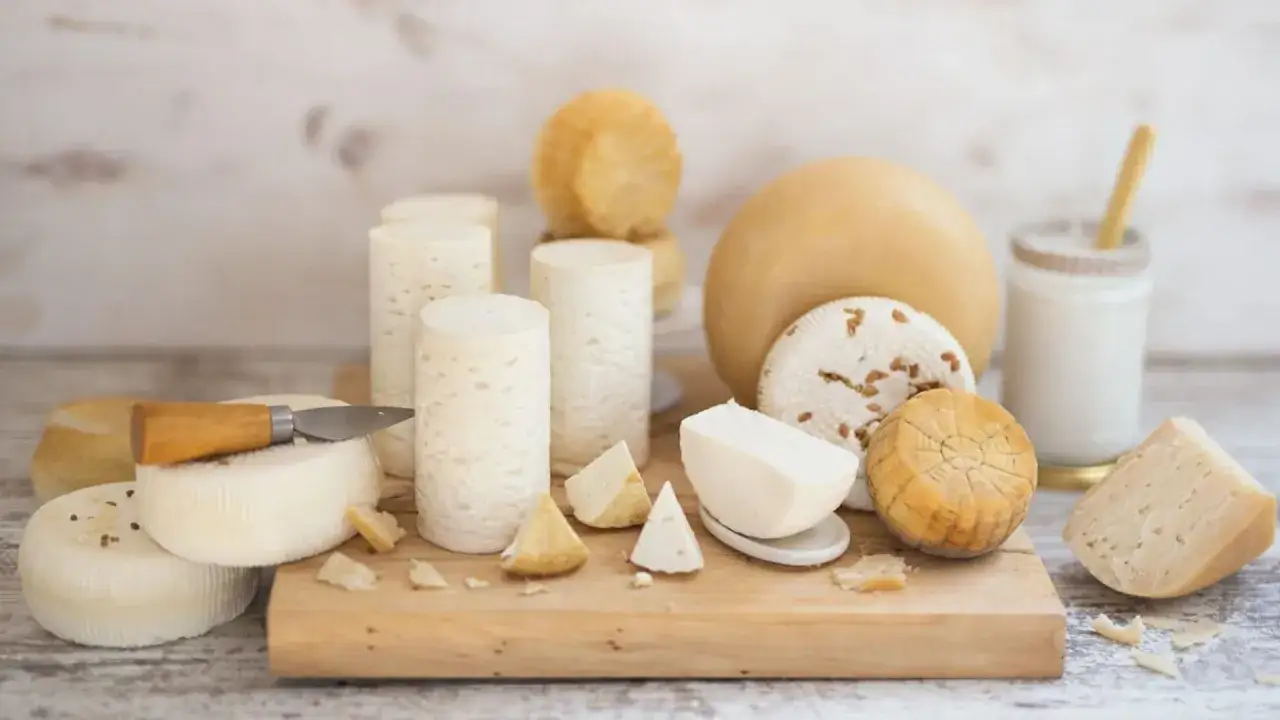 Miękki ser kozi: Przepisy, zdrowie i jak go serwować?