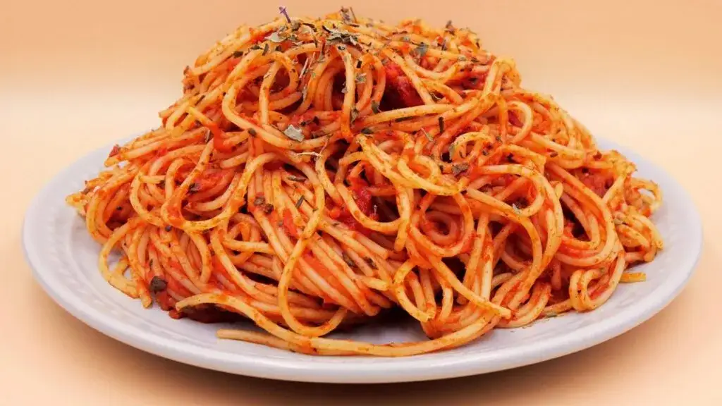 Ile kalorii ma makaron z sosem pomidorowym? Sprawdź, co wpływa na kaloryczność