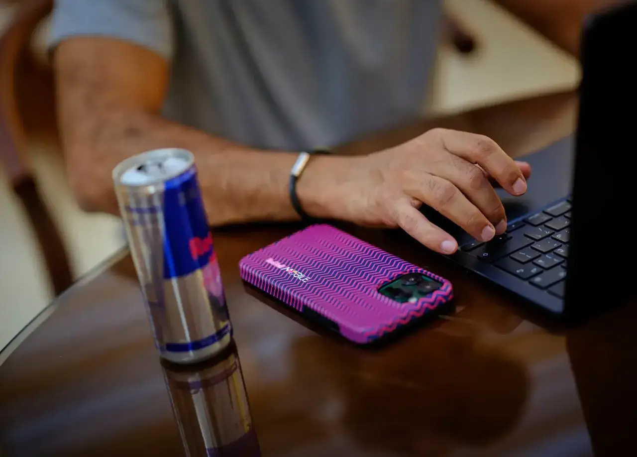 Jak naładować telefon bez kabla i uniknąć problemów z baterią