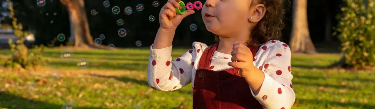 Kiedy pierwsze kolczyki dla dziewczynki? Bezpieczne decyzje dla rodziców