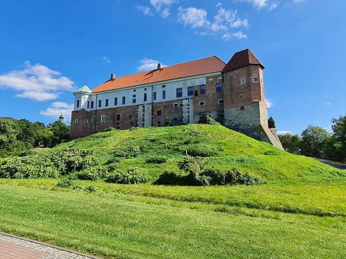 Zamek na wzgórzu, zielona trawa, błękitne niebo. Może to najkrótsza trasa do Sandomierza?