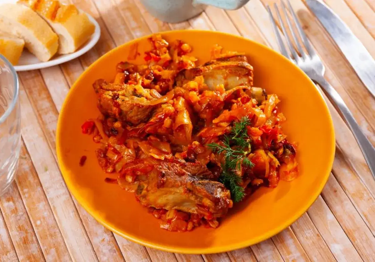 Jakie surówki do żeberek? Przepisy na zbalansowany smak!