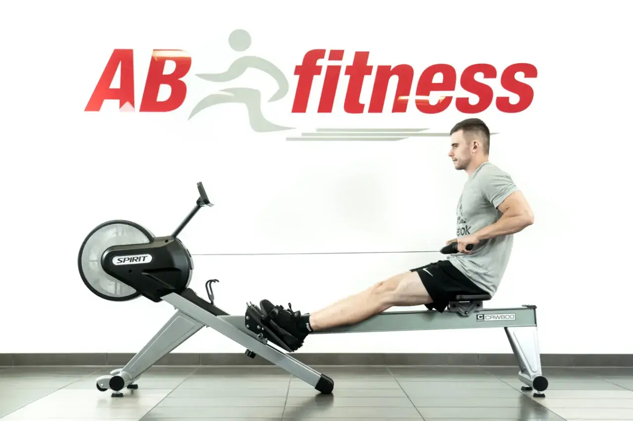 Jak ćwiczyć na wioślarzu? Poradnik dla początkujących i nie tylko