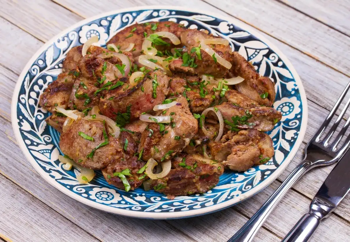 Wątróbka drobiowa z cebulą i jabłkami - prosty przepis na pyszne danie