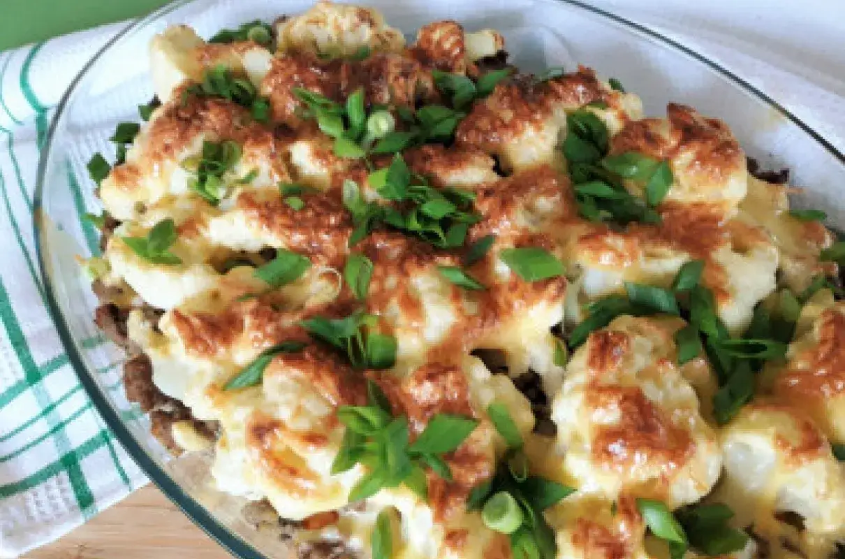 Zapiekanka z kalafiorem i mięsem: przepis, keto i bez wody!