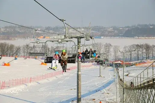 Narty Mazury atrakcje - najlepsze stoki i zimowe przygody czekają