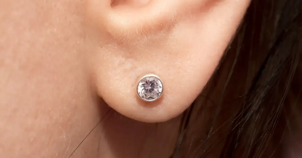 Jak zdjąć kolczyki od kosmetyczki bez bólu i ryzyka podrażnień