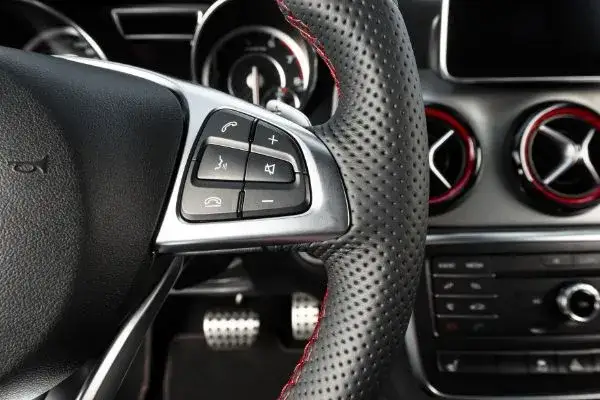 Jak tanio i profesjonalnie obszyć kierownicę w domu bez stresu