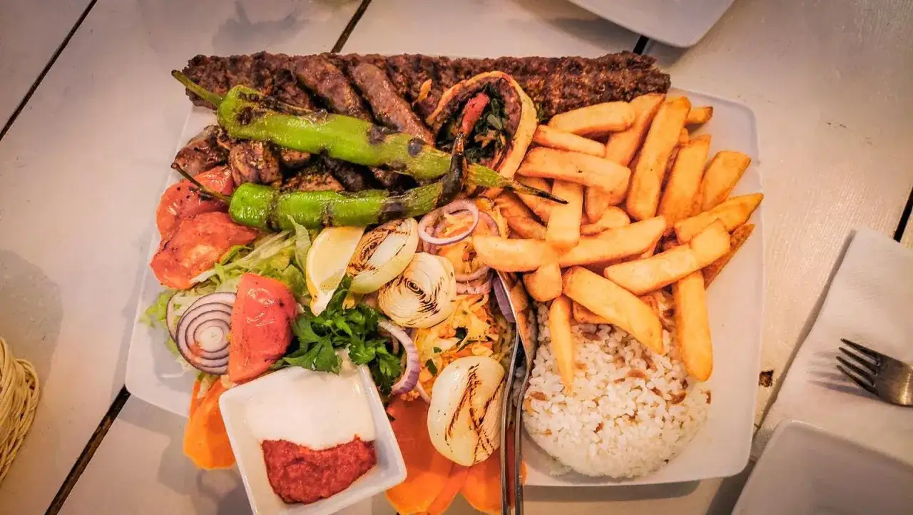 Kulinarna Warszawa: Gdzie zjeść dobrze, tanio i modnie?